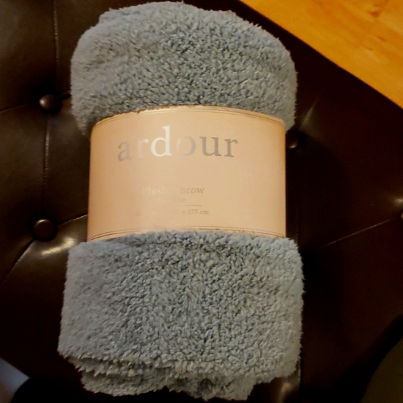 Blanket super soft plush NWT - Picture 2 of 7